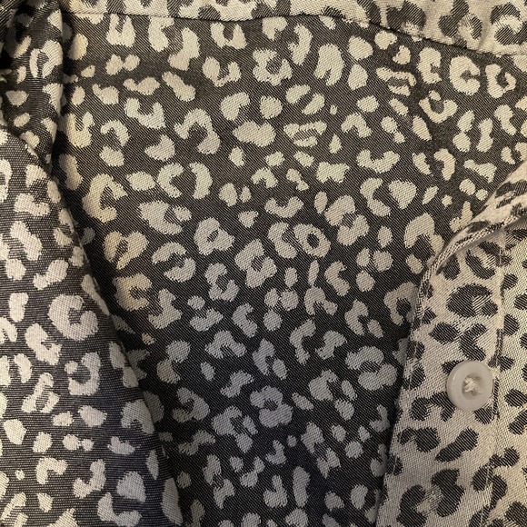Chicos Top Women's Size 1 Medium Animal Print Button Up Long Sleeve - Picture 6 of 8